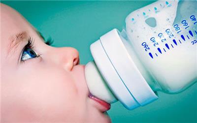 چرا نوزادان شیر خشکی دچار یبوست می‌شوند؟