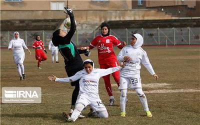 سرمربی تیم فوتبال زنان بم: برگزاری لیگ فوتبال ریسک بزرگی است