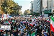 اهتزاز پرچم ایران و طنین لبیک یا خامنه‌ای/ پرچم آمریکا و اسرائیل زیر پای راهپیمایان